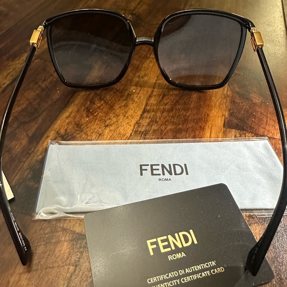 Fendi Oversized Sunglasses - Picture 8 of 10